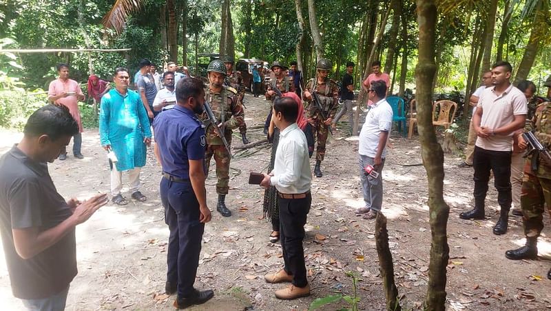 মাদারীপুরের ডাসারে সুনীল গঙ্গোপাধ্যায়ের পৈতৃক ভিটা দখলমুক্ত করেছে উপজেলা প্রশাসন। আজ মঙ্গলবার উপজেলার পূর্ব মাইজপাড়ায়